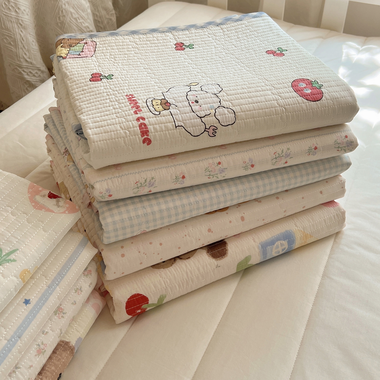 91家纺网 家纺一手货源 找家纺 六巷胡同 2025新款INS卡通A类双面全棉绗缝夹棉学生床盖 叠拍图