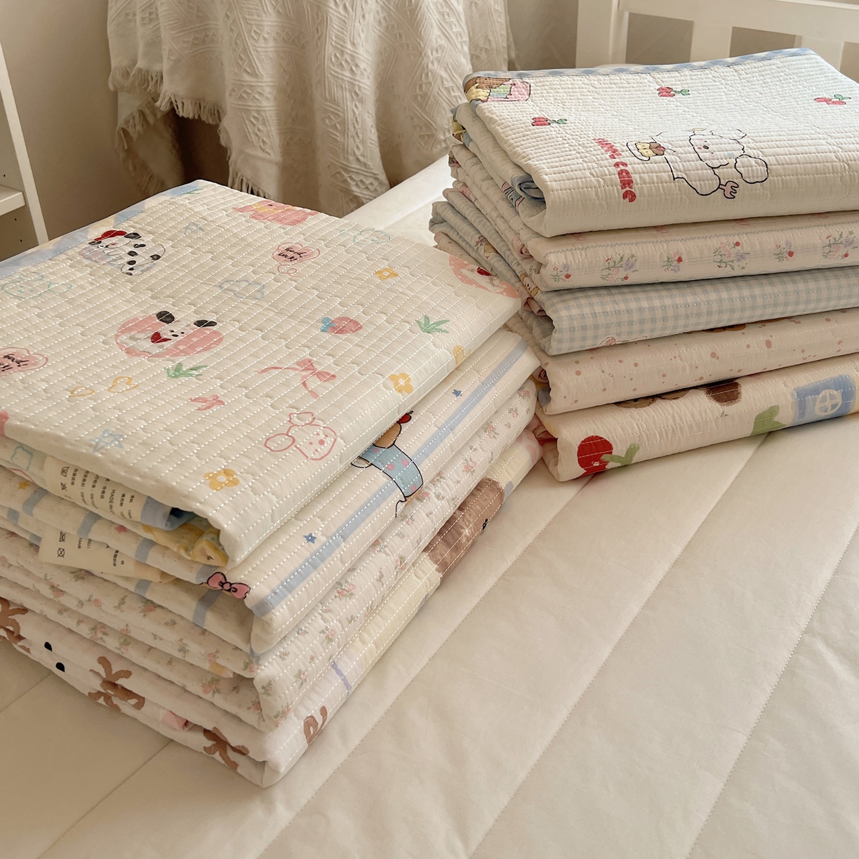 91家纺网 家纺一手货源 找家纺 六巷胡同 2025新款INS卡通A类双面全棉绗缝夹棉学生床盖 叠拍图