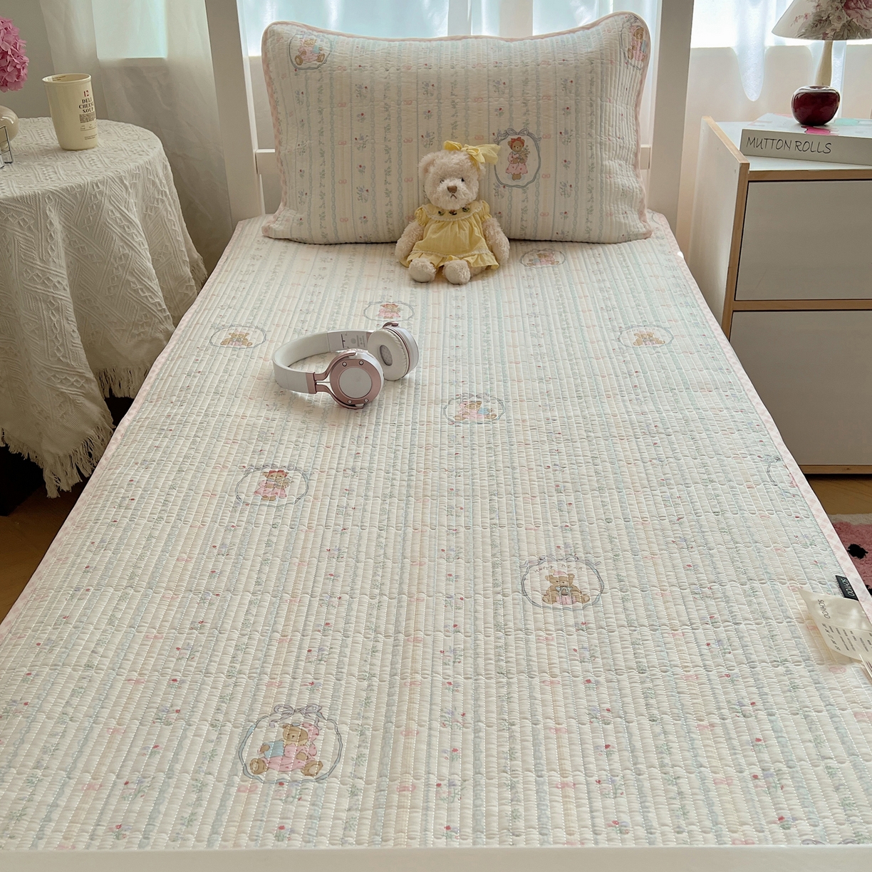 91家纺网 家纺一手货源 找家纺 六巷胡同 2025新款INS卡通A类双面全棉绗缝夹棉学生床盖 床盖-丝带花草熊