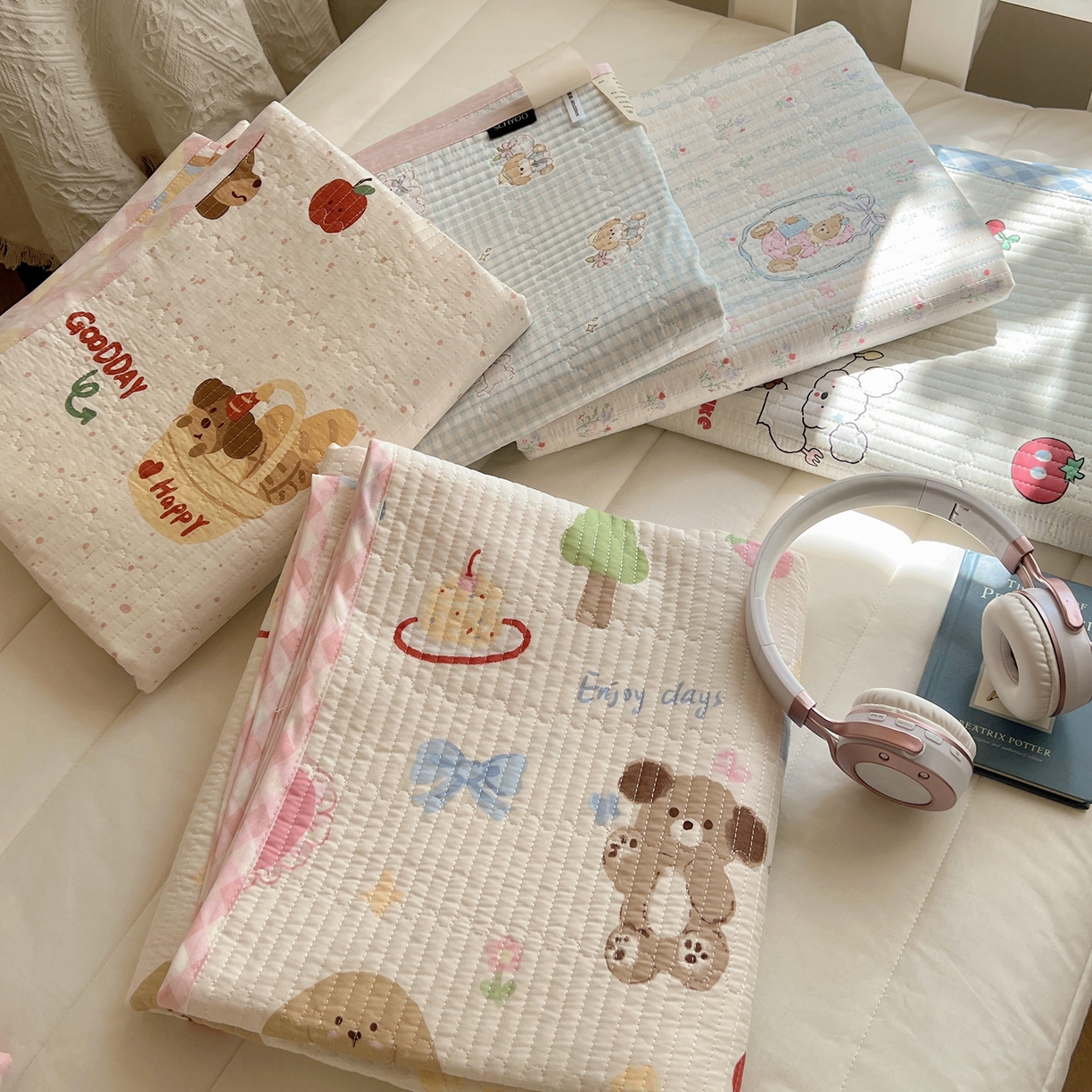 91家纺网 家纺一手货源 找家纺 六巷胡同 2025新款INS卡通A类双面全棉绗缝夹棉学生床盖 叠拍图