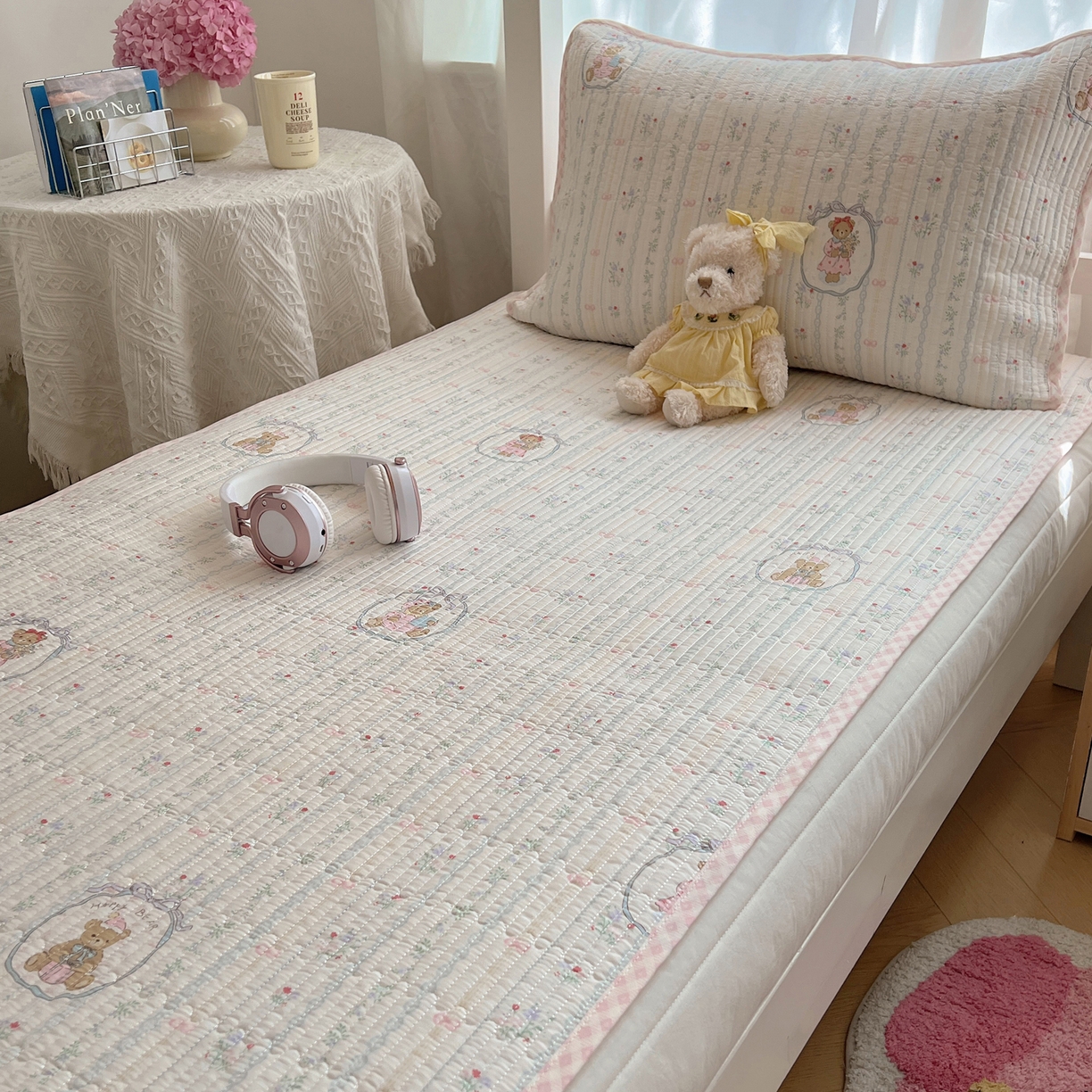 91家纺网 家纺一手货源 找家纺 六巷胡同 2025新款INS卡通A类双面全棉绗缝夹棉学生床盖 床盖-丝带花草熊