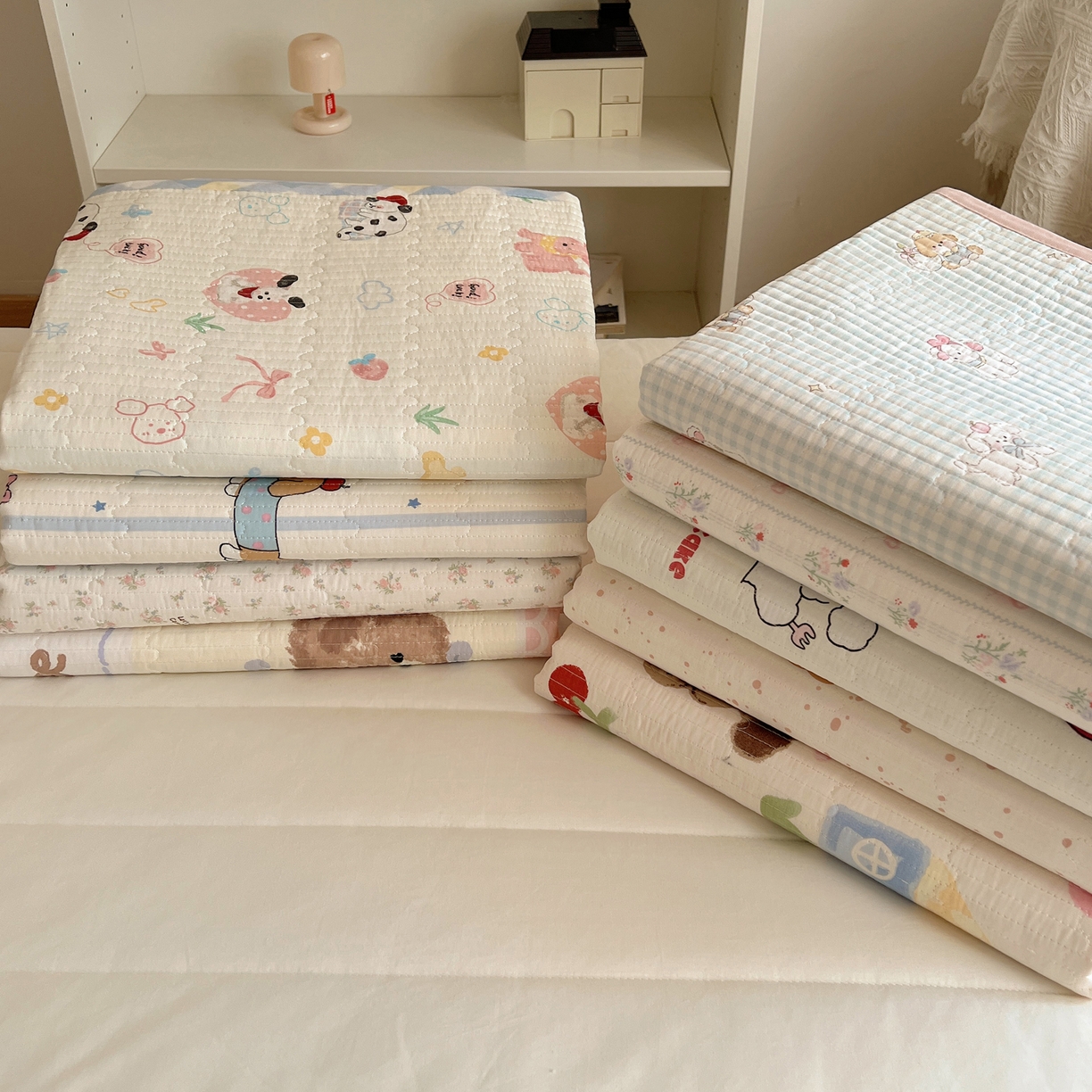 91家纺网 家纺一手货源 找家纺 六巷胡同 2025新款INS卡通A类双面全棉绗缝夹棉学生床盖 叠拍图