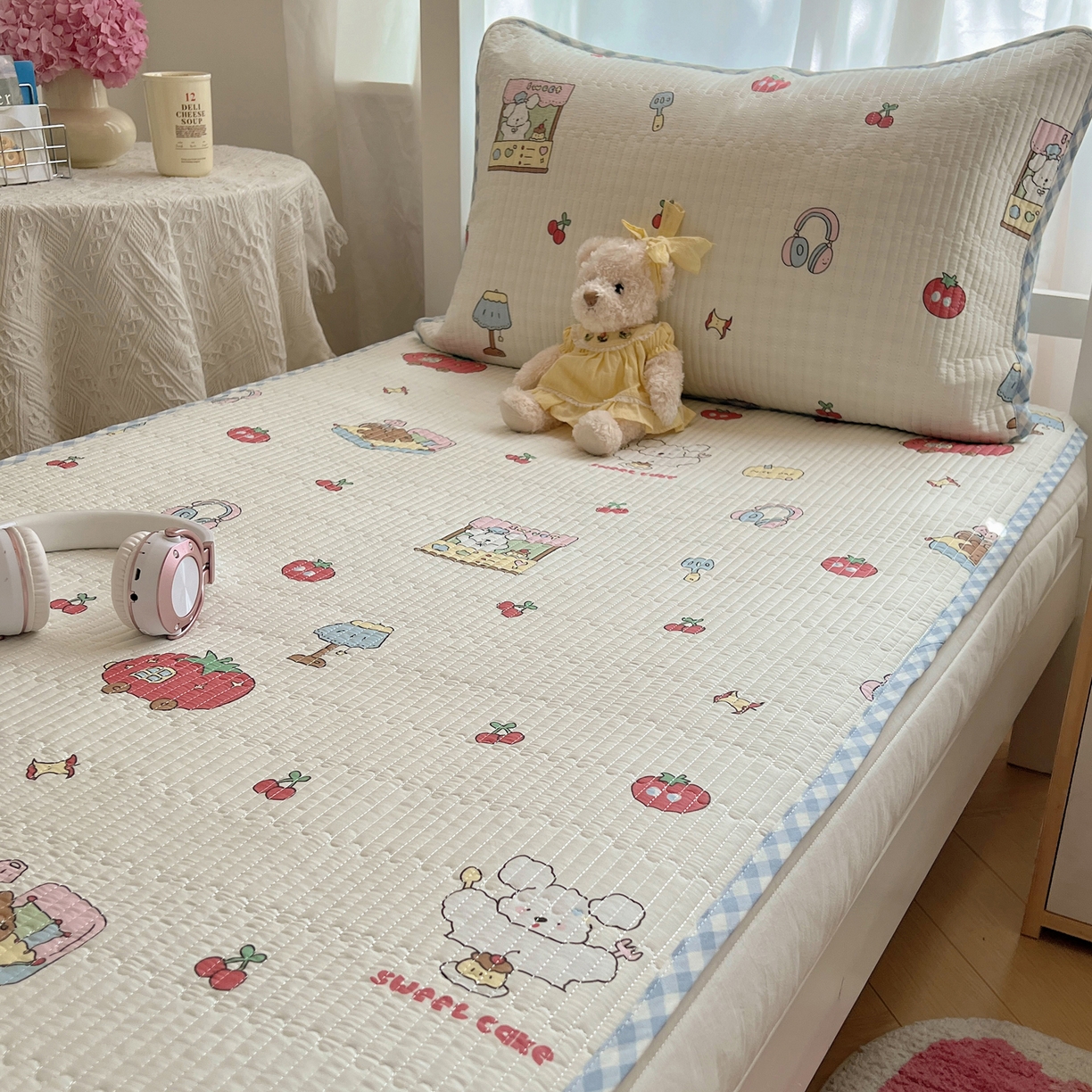 91家纺网 家纺一手货源 找家纺 六巷胡同 2025新款INS卡通A类双面全棉绗缝夹棉学生床盖 床盖-狗狗甜品屋