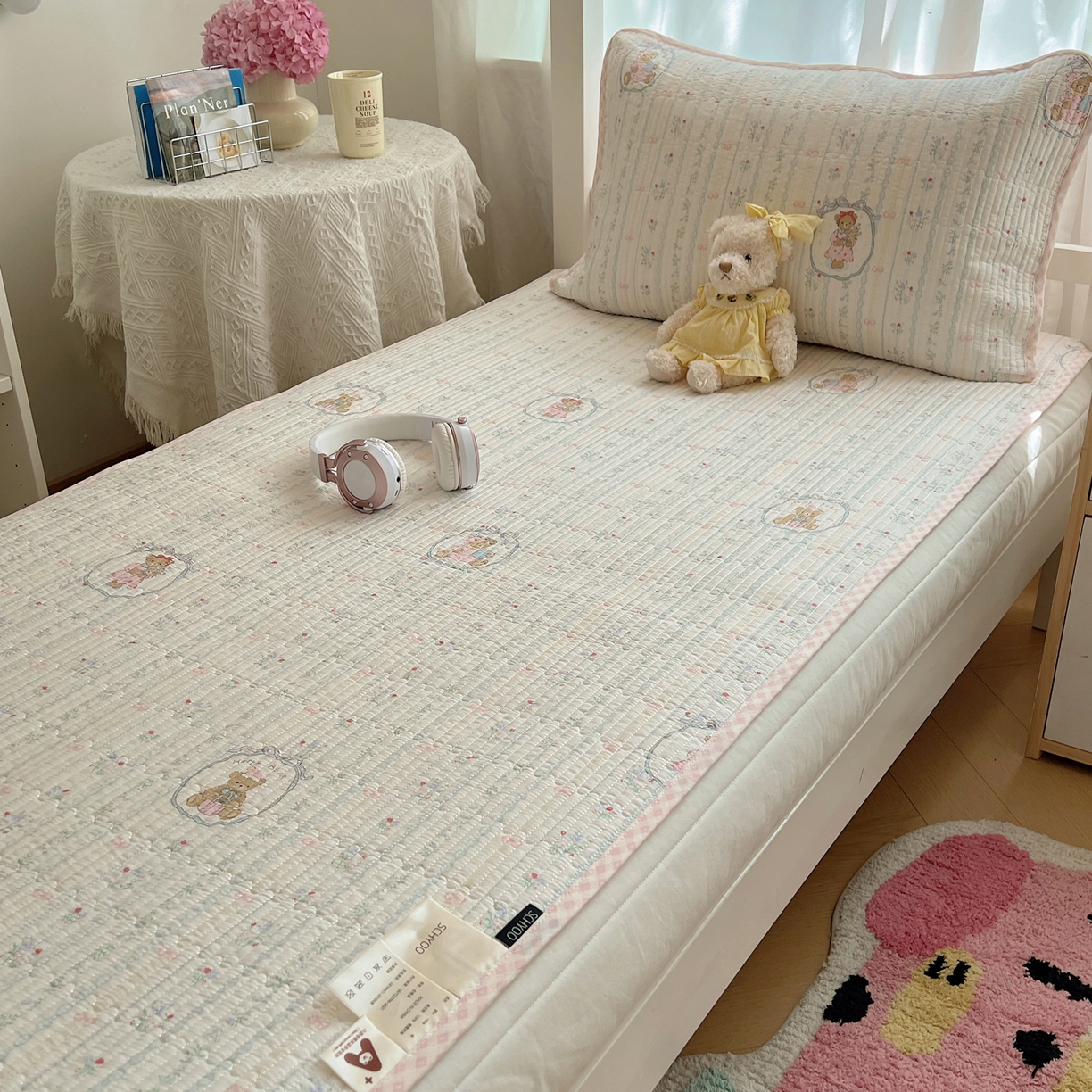 六巷胡同 2025新款INS卡通A类双面全棉绗缝夹棉学生床盖 床盖-丝带花草熊