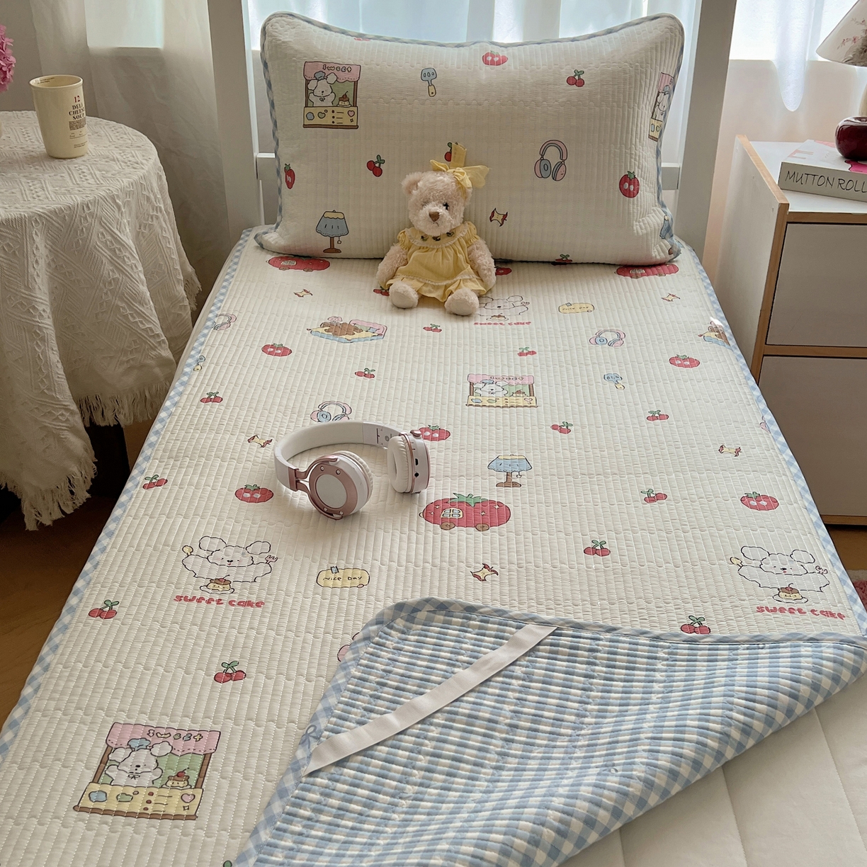 91家纺网 家纺一手货源 找家纺 六巷胡同 2025新款INS卡通A类双面全棉绗缝夹棉学生床盖 床盖-狗狗甜品屋