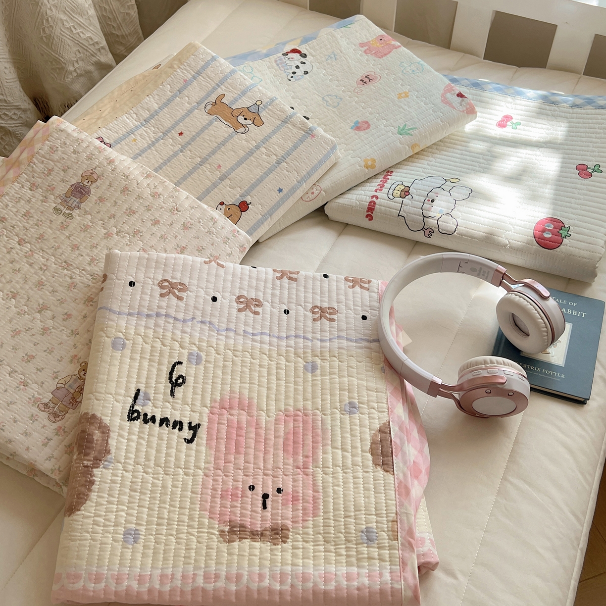 六巷胡同 2025新款INS卡通A类双面全棉绗缝夹棉学生床盖 叠拍图
