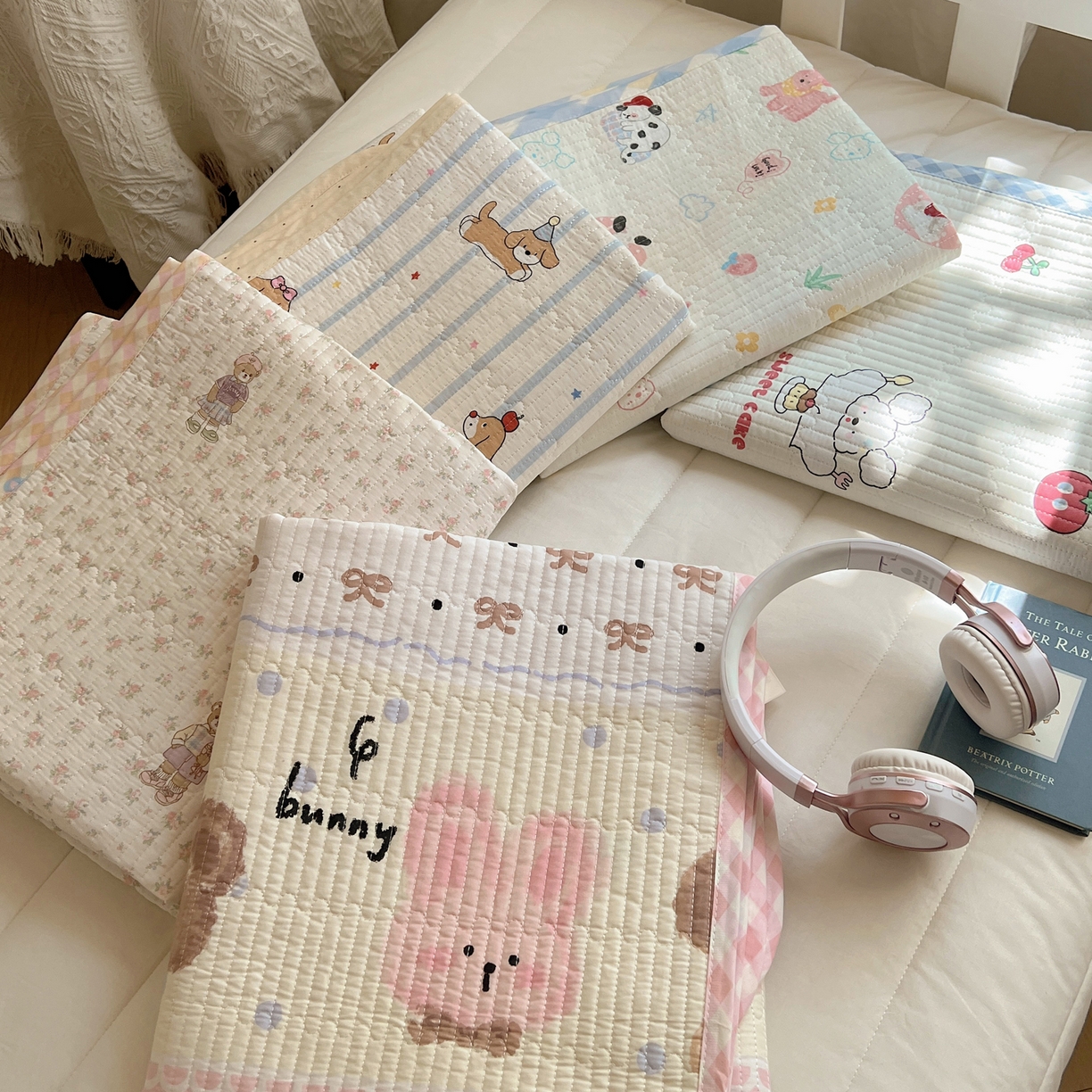 91家纺网 家纺一手货源 找家纺 六巷胡同 2025新款INS卡通A类双面全棉绗缝夹棉学生床盖 叠拍图