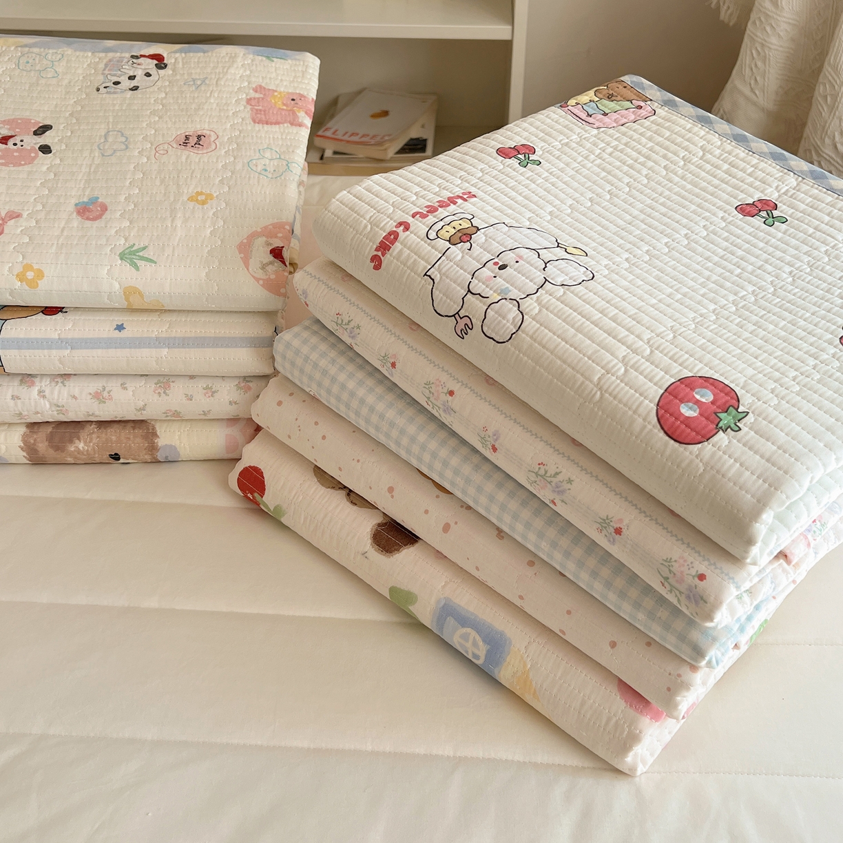 91家纺网 家纺一手货源 找家纺 六巷胡同 2025新款INS卡通A类双面全棉绗缝夹棉学生床盖 叠拍图