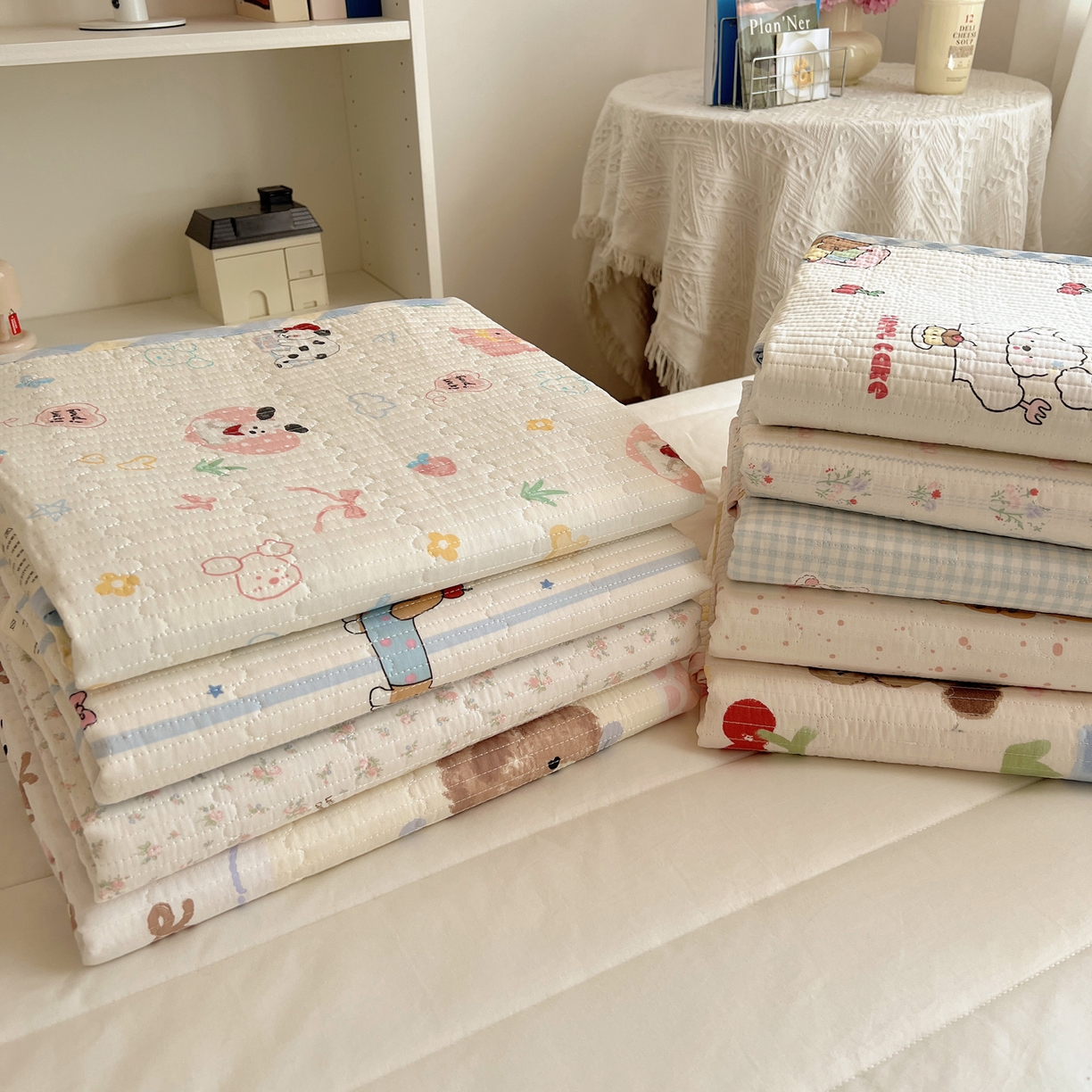 91家纺网 家纺一手货源 找家纺 六巷胡同 2025新款INS卡通A类双面全棉绗缝夹棉学生床盖 叠拍图