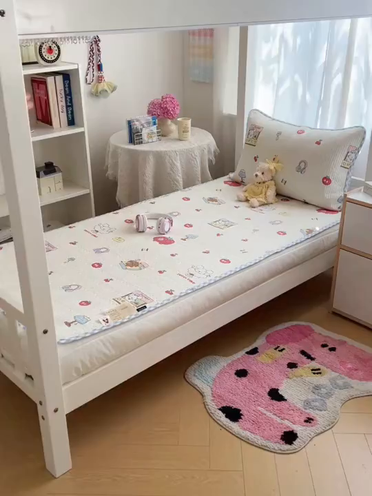 91家纺网 家纺一手货源 找家纺 六巷胡同 2025新款INS卡通A类双面全棉绗缝夹棉学生床盖 床盖-狗狗甜品屋