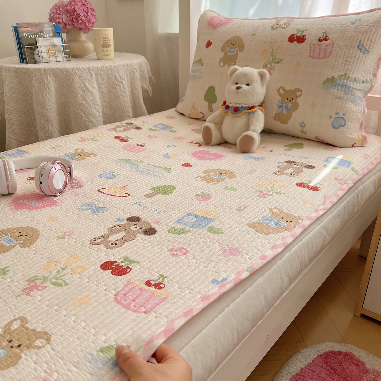 91家纺网 家纺一手货源 找家纺 六巷胡同 2025新款INS卡通A类双面全棉绗缝夹棉学生床盖 床盖-周末游园会