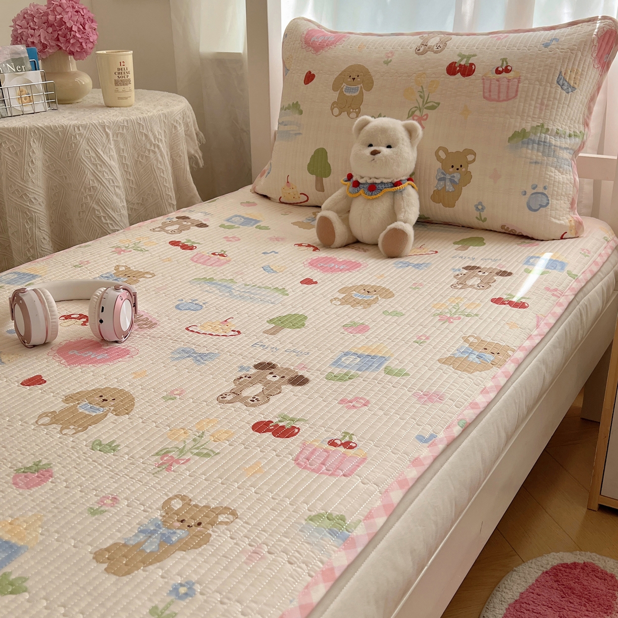 91家纺网 家纺一手货源 找家纺 六巷胡同 2025新款INS卡通A类双面全棉绗缝夹棉学生床盖 床盖-周末游园会