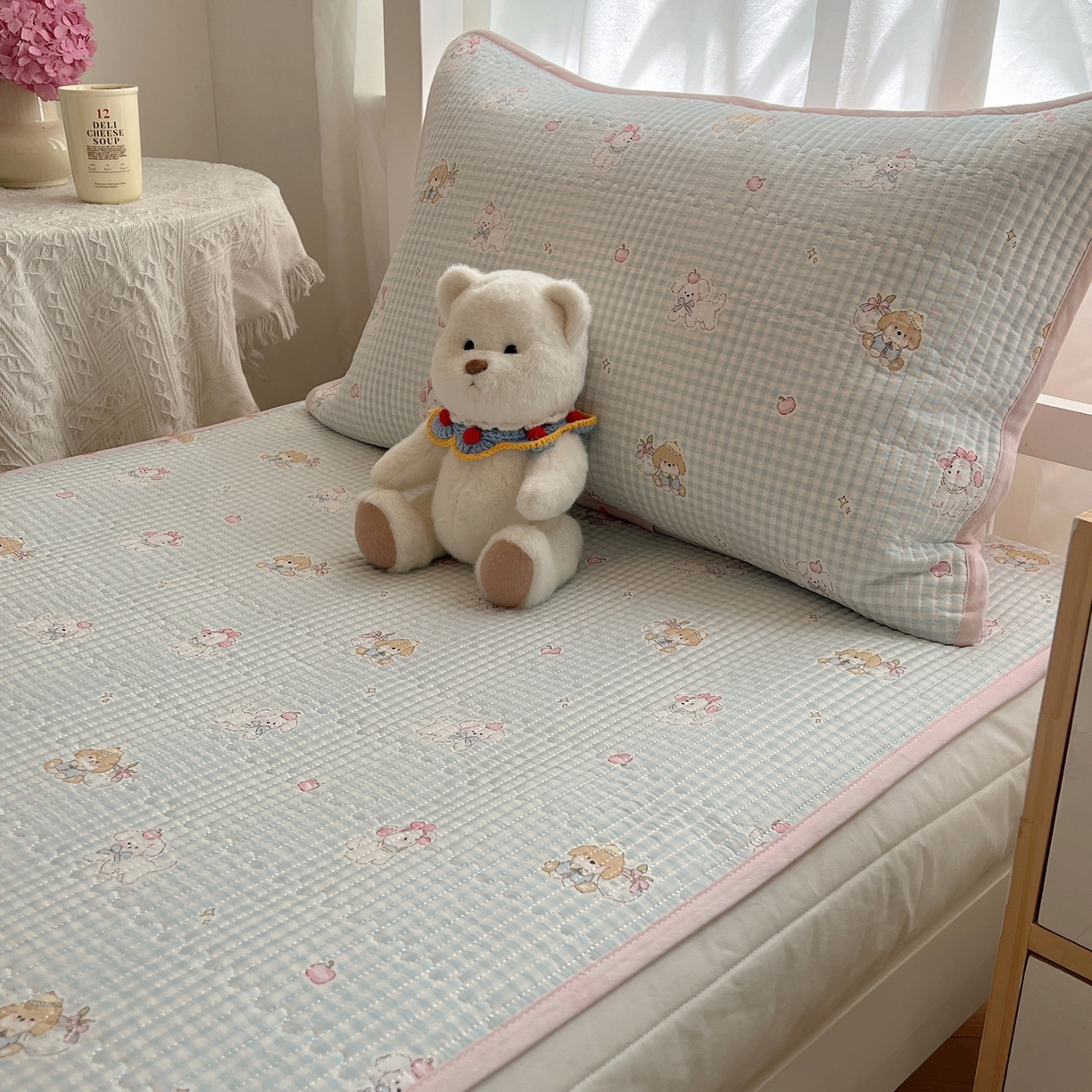 91家纺网 家纺一手货源 找家纺 六巷胡同 2025新款INS卡通A类双面全棉绗缝夹棉学生床盖 床盖-羞羞苹果犬