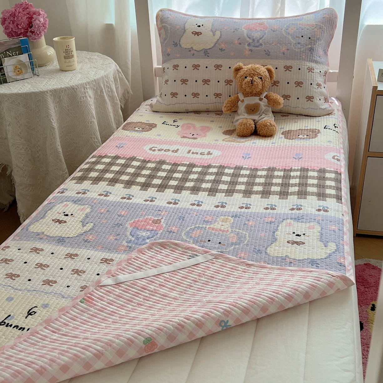 91家纺网 家纺一手货源 找家纺 六巷胡同 2025新款INS卡通A类双面全棉绗缝夹棉学生床盖 床盖-涂鸦动物集