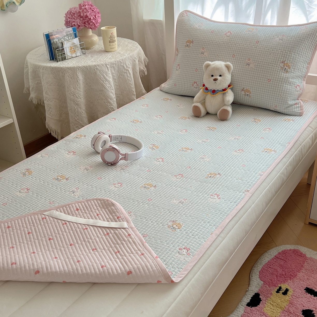 91家纺网 家纺一手货源 找家纺 六巷胡同 2025新款INS卡通A类双面全棉绗缝夹棉学生床盖 床盖-羞羞苹果犬