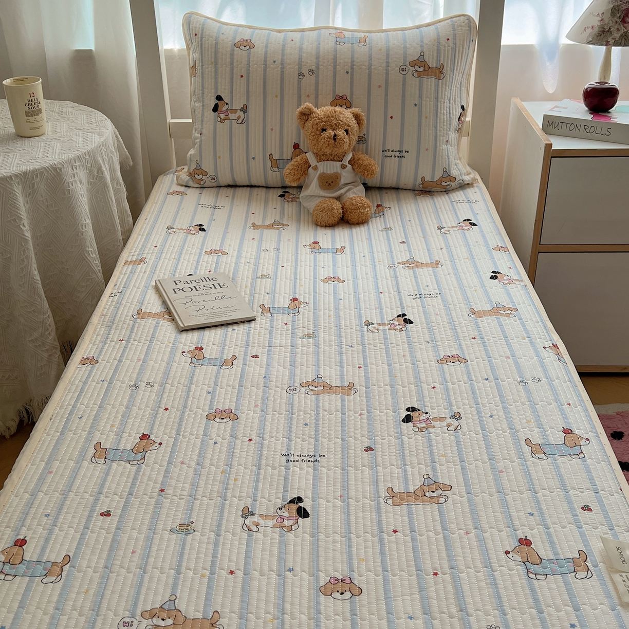 91家纺网 家纺一手货源 找家纺 六巷胡同 2025新款INS卡通A类双面全棉绗缝夹棉学生床盖 床盖-星星腊肠狗