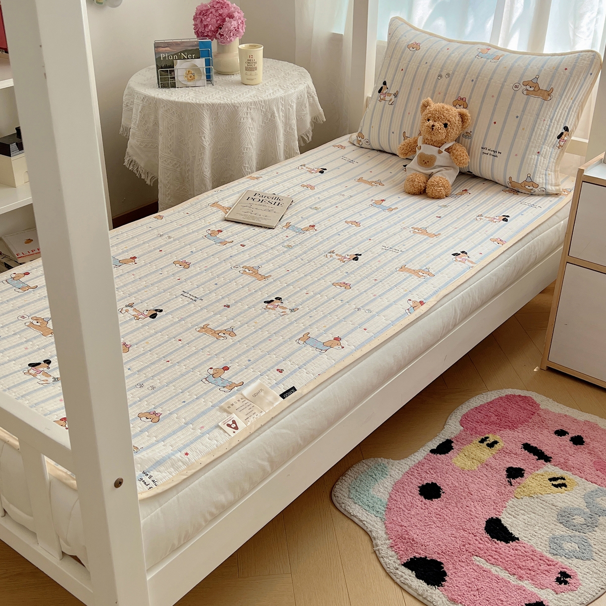 91家纺网 家纺一手货源 找家纺 六巷胡同 2025新款INS卡通A类双面全棉绗缝夹棉学生床盖 床盖-星星腊肠狗