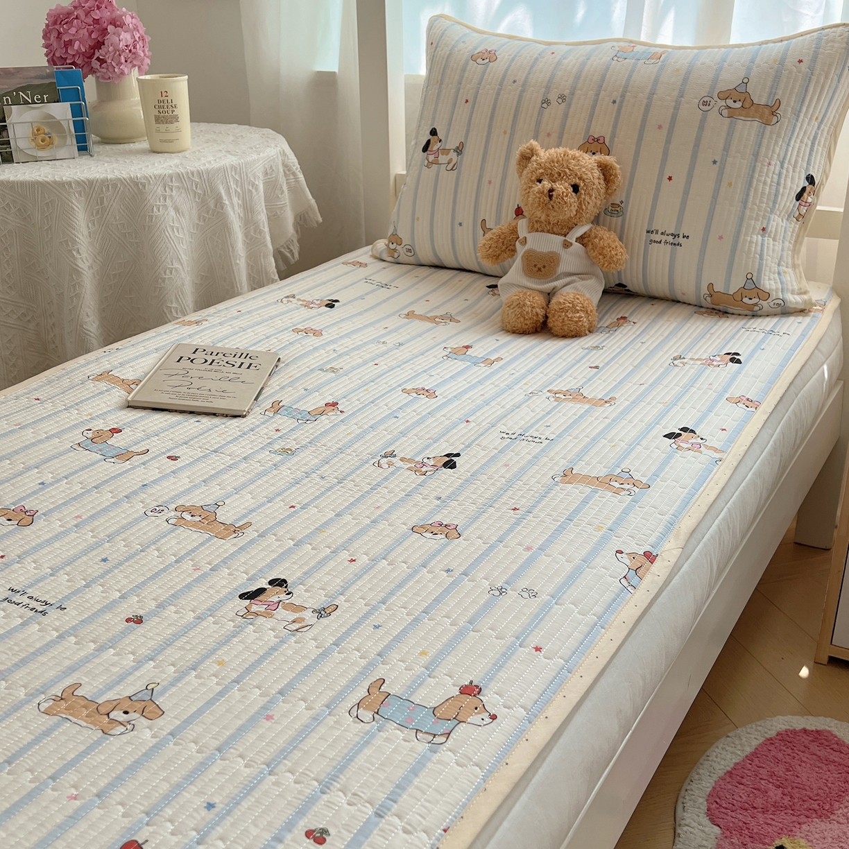 91家纺网 家纺一手货源 找家纺 六巷胡同 2025新款INS卡通A类双面全棉绗缝夹棉学生床盖 床盖-星星腊肠狗