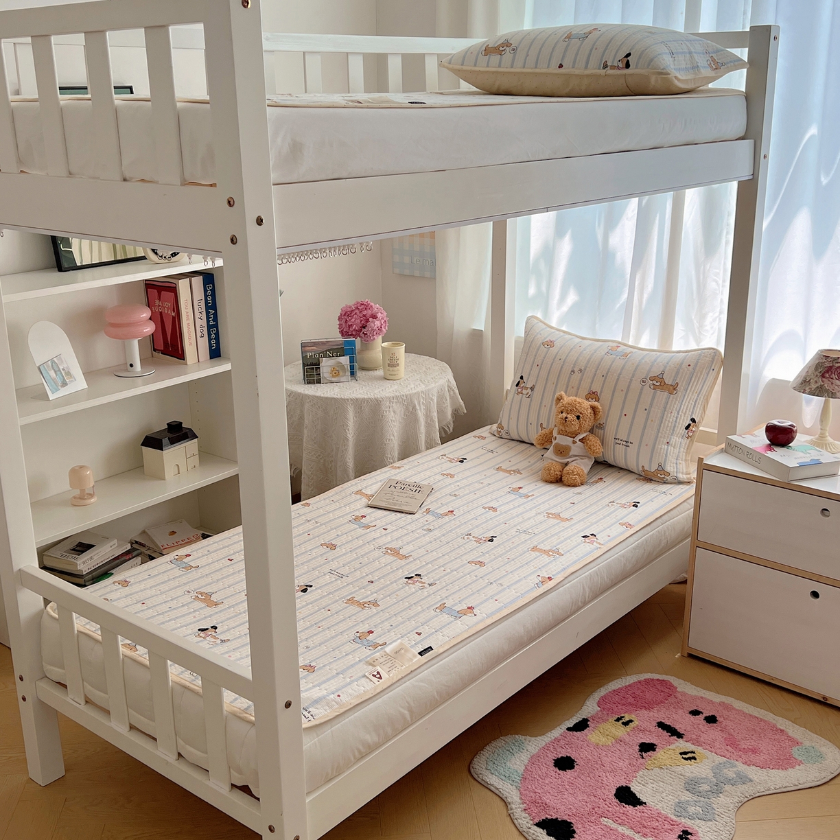 91家纺网 家纺一手货源 找家纺 六巷胡同 2025新款INS卡通A类双面全棉绗缝夹棉学生床盖 床盖-星星腊肠狗