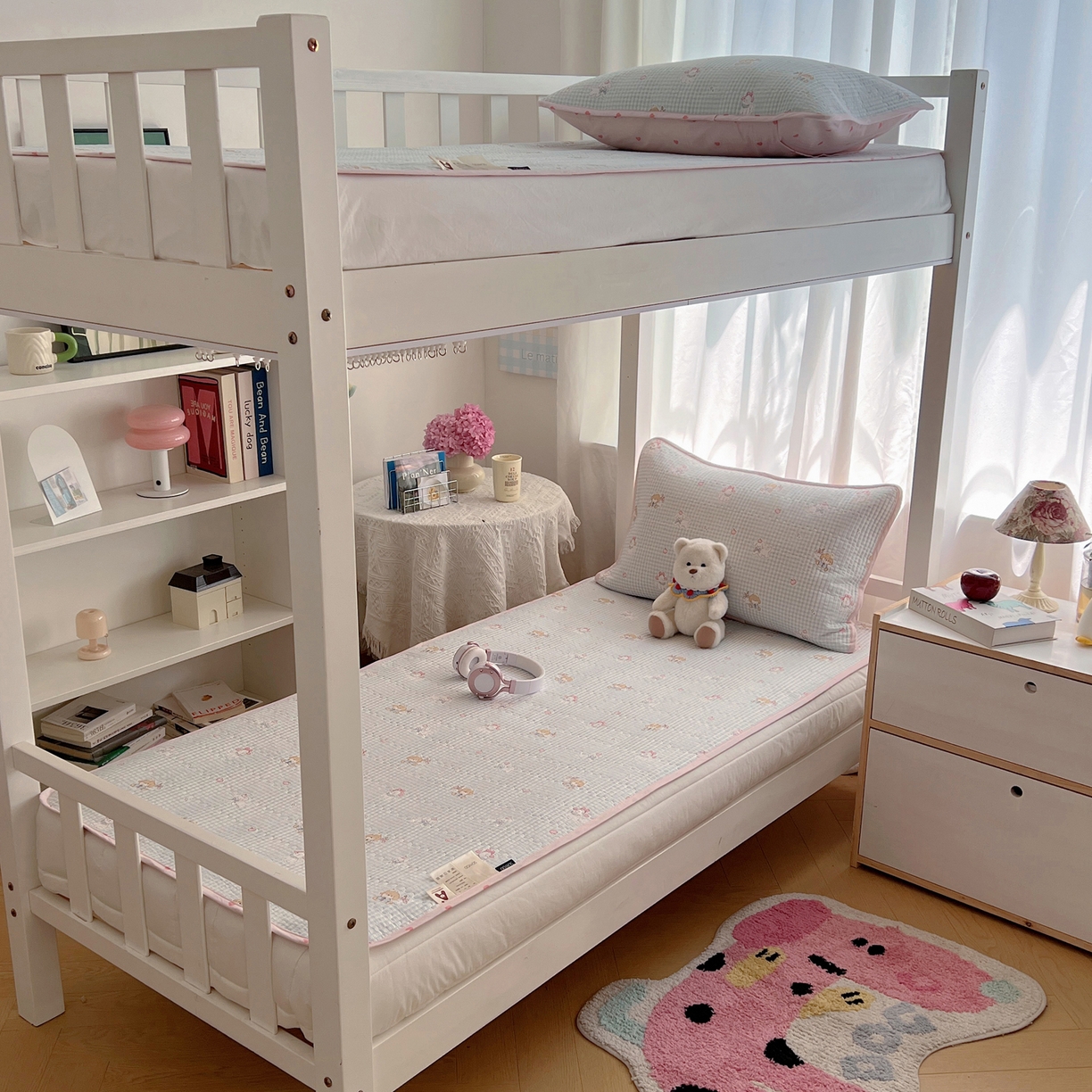 91家纺网 家纺一手货源 找家纺 六巷胡同 2025新款INS卡通A类双面全棉绗缝夹棉学生床盖 床盖-羞羞苹果犬