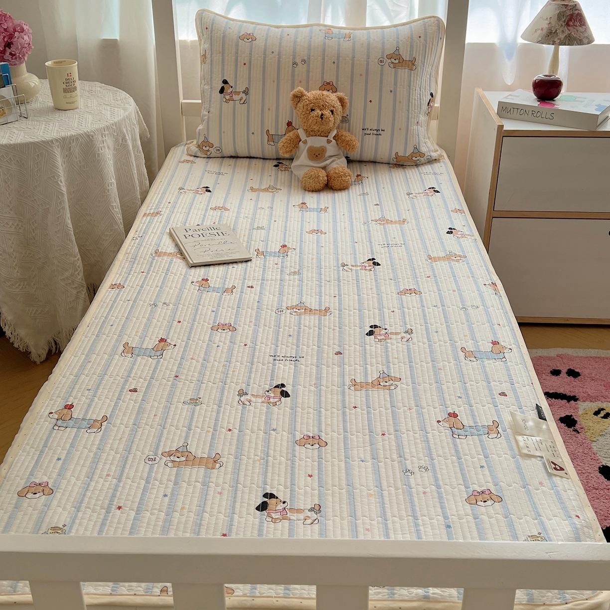 91家纺网 家纺一手货源 找家纺 六巷胡同 2025新款INS卡通A类双面全棉绗缝夹棉学生床盖 床盖-星星腊肠狗