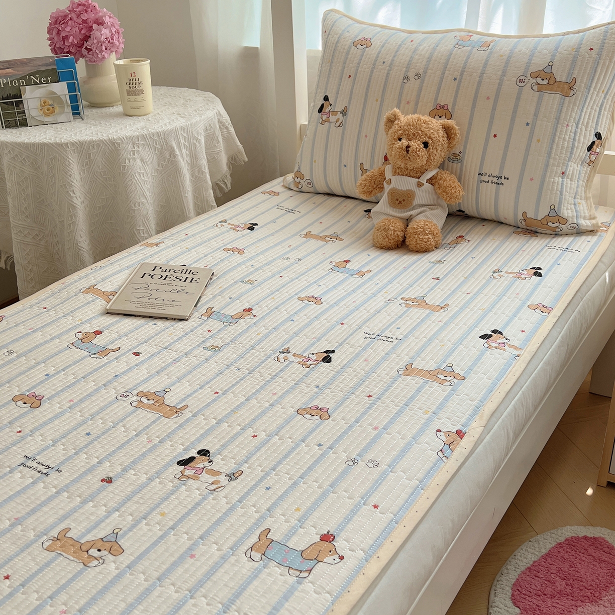 91家纺网 家纺一手货源 找家纺 六巷胡同 2025新款INS卡通A类双面全棉绗缝夹棉学生床盖 床盖-星星腊肠狗