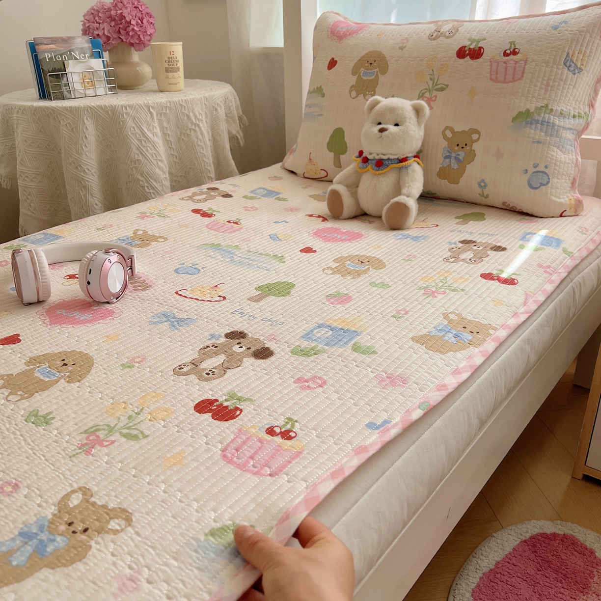 91家纺网 家纺一手货源 找家纺 六巷胡同 2025新款INS卡通A类双面全棉绗缝夹棉学生床盖 床盖-周末游园会