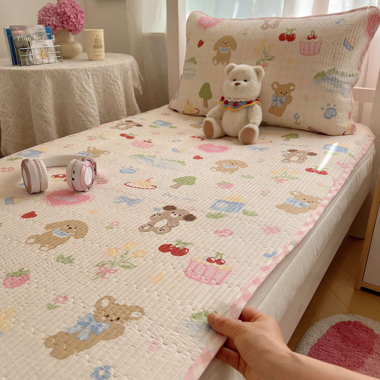 91家纺网 家纺一手货源 找家纺 六巷胡同 2025新款INS卡通A类双面全棉绗缝夹棉学生床盖 床盖-周末游园会