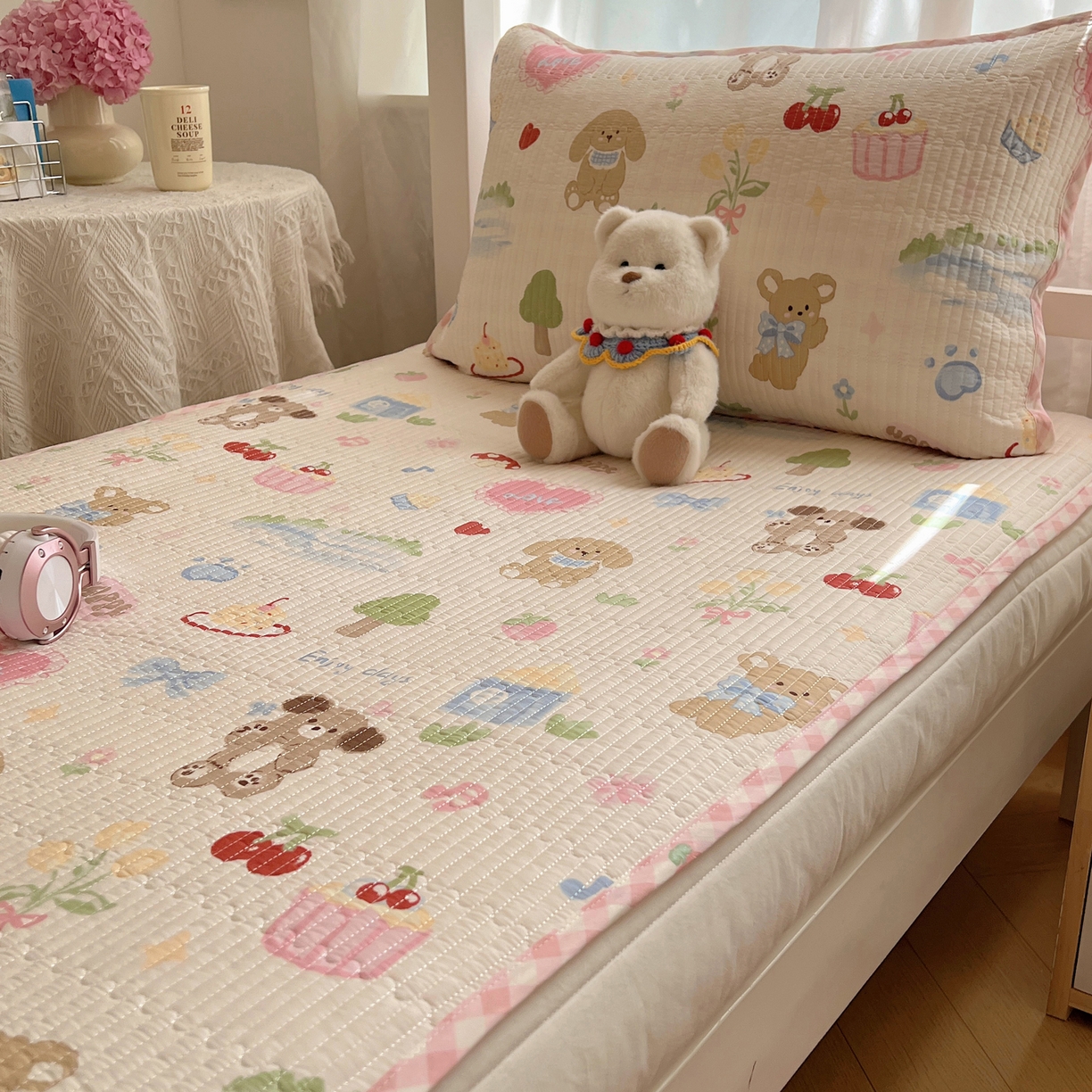 91家纺网 家纺一手货源 找家纺 六巷胡同 2025新款INS卡通A类双面全棉绗缝夹棉学生床盖 床盖-周末游园会