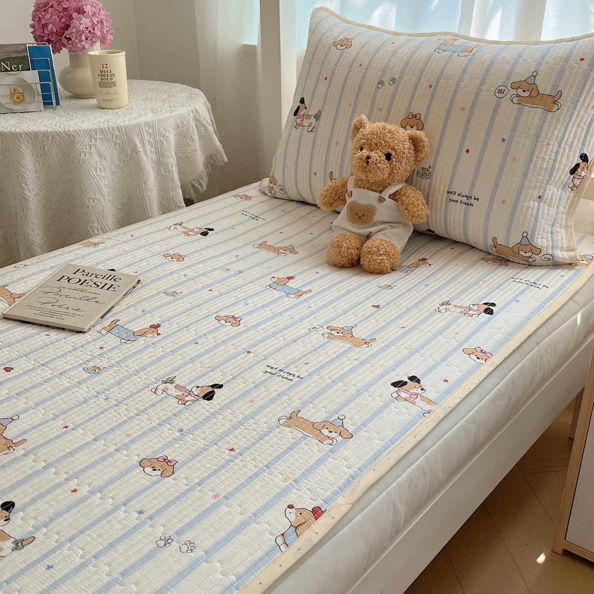 91家纺网 家纺一手货源 找家纺 六巷胡同 2025新款INS卡通A类双面全棉绗缝夹棉学生床盖 床盖-星星腊肠狗