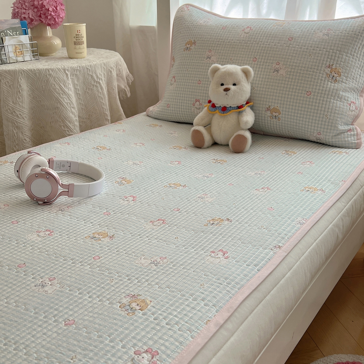 91家纺网 家纺一手货源 找家纺 六巷胡同 2025新款INS卡通A类双面全棉绗缝夹棉学生床盖 床盖-羞羞苹果犬