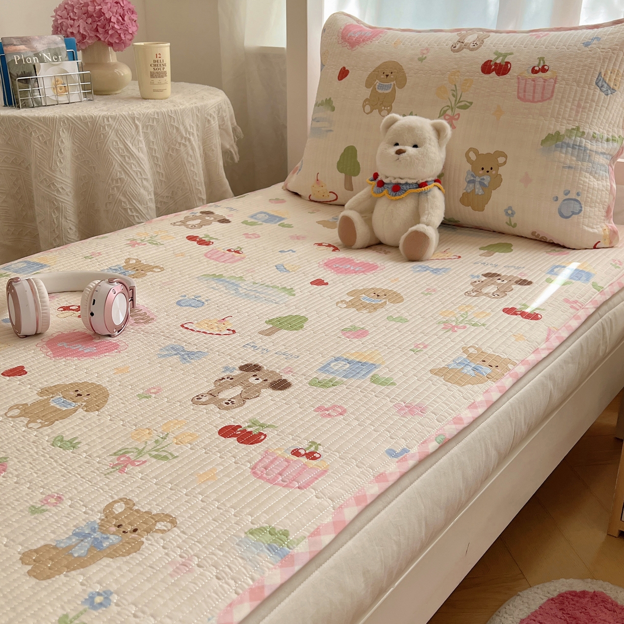 91家纺网 家纺一手货源 找家纺 六巷胡同 2025新款INS卡通A类双面全棉绗缝夹棉学生床盖 床盖-周末游园会