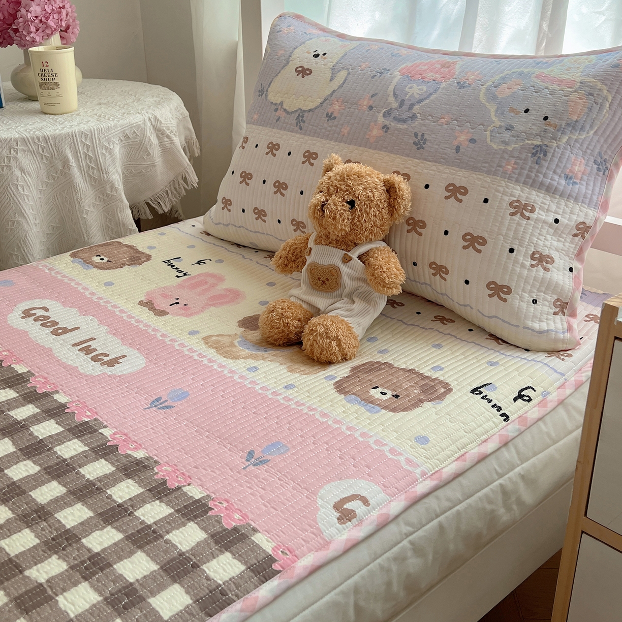 91家纺网 家纺一手货源 找家纺 六巷胡同 2025新款INS卡通A类双面全棉绗缝夹棉学生床盖 床盖-涂鸦动物集