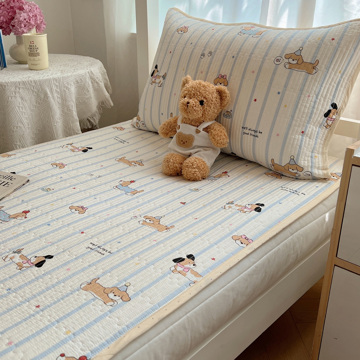 91家纺网 家纺一手货源 找家纺 六巷胡同 2025新款INS卡通A类双面全棉绗缝夹棉学生床盖 床盖-星星腊肠狗