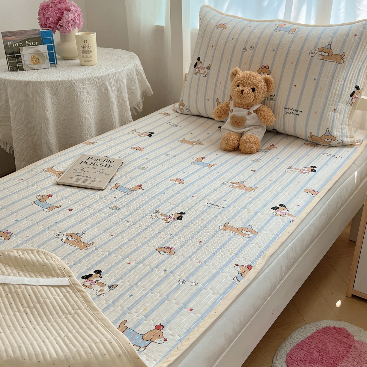 91家纺网 家纺一手货源 找家纺 六巷胡同 2025新款INS卡通A类双面全棉绗缝夹棉学生床盖 床盖-星星腊肠狗