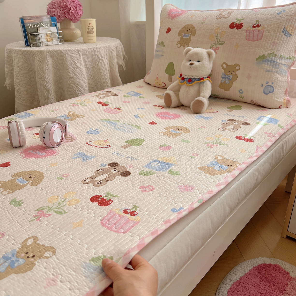 91家纺网 家纺一手货源 找家纺 六巷胡同 2025新款INS卡通A类双面全棉绗缝夹棉学生床盖 床盖-周末游园会