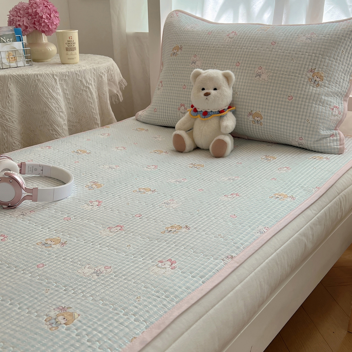 91家纺网 家纺一手货源 找家纺 六巷胡同 2025新款INS卡通A类双面全棉绗缝夹棉学生床盖 床盖-羞羞苹果犬