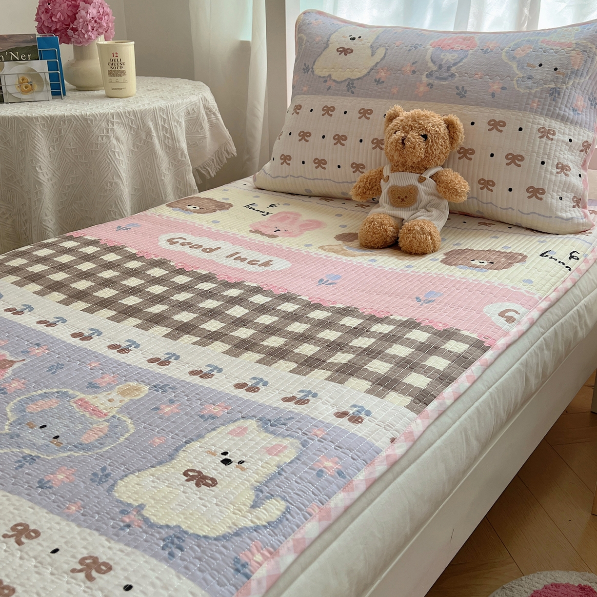 91家纺网 家纺一手货源 找家纺 六巷胡同 2025新款INS卡通A类双面全棉绗缝夹棉学生床盖 床盖-涂鸦动物集