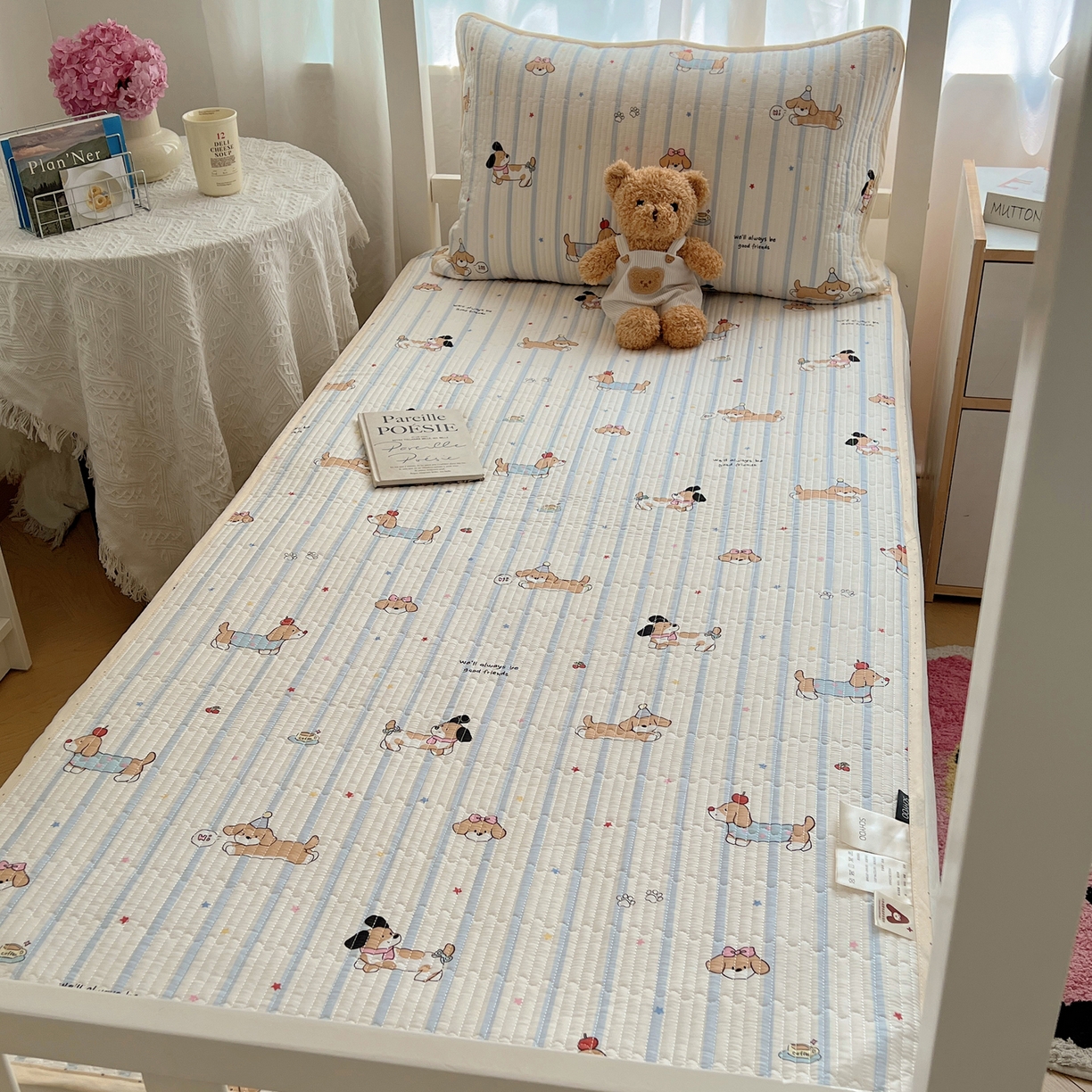 91家纺网 家纺一手货源 找家纺 六巷胡同 2025新款INS卡通A类双面全棉绗缝夹棉学生床盖 床盖-星星腊肠狗