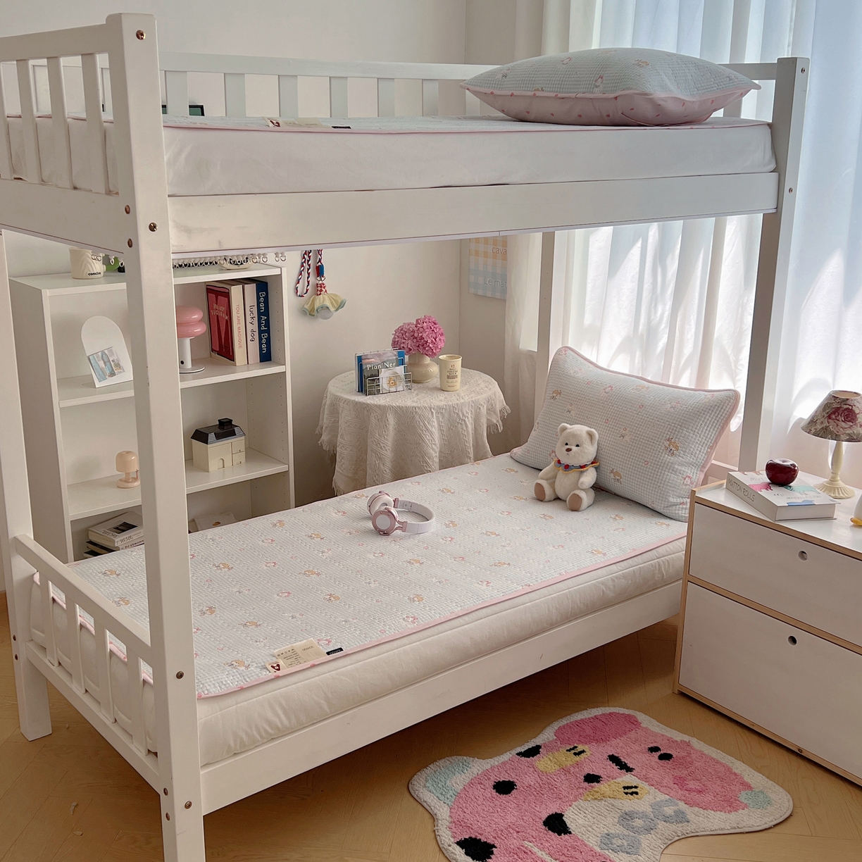 91家纺网 家纺一手货源 找家纺 六巷胡同 2025新款INS卡通A类双面全棉绗缝夹棉学生床盖 床盖-羞羞苹果犬