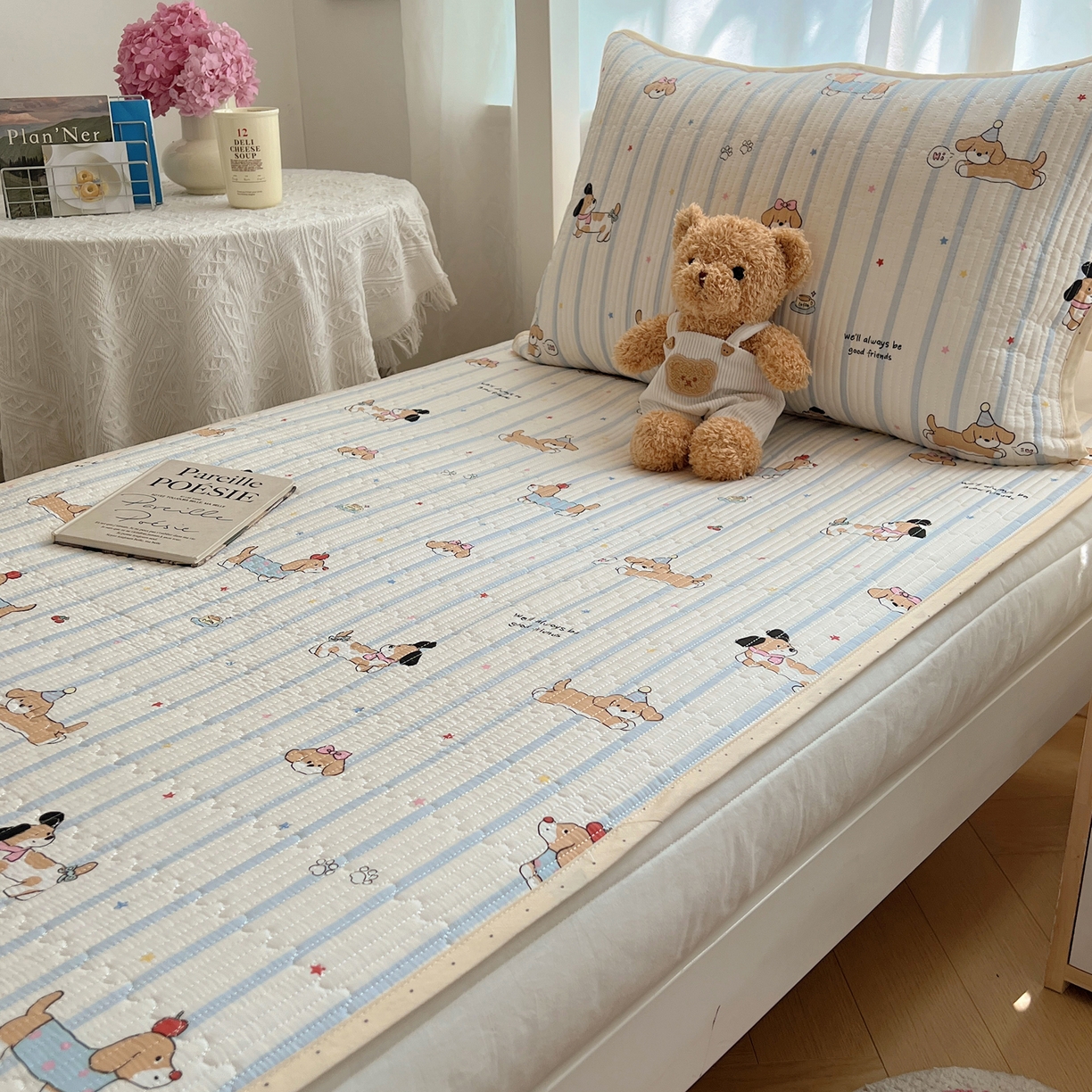 91家纺网 家纺一手货源 找家纺 六巷胡同 2025新款INS卡通A类双面全棉绗缝夹棉学生床盖 床盖-星星腊肠狗