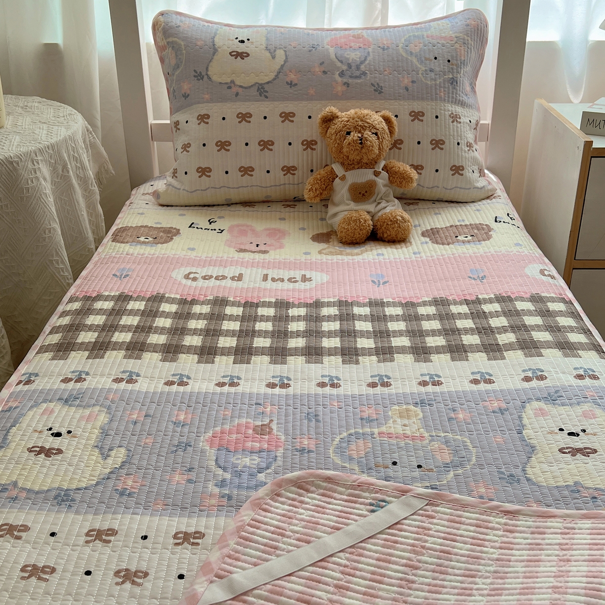 91家纺网 家纺一手货源 找家纺 六巷胡同 2025新款INS卡通A类双面全棉绗缝夹棉学生床盖 床盖-涂鸦动物集