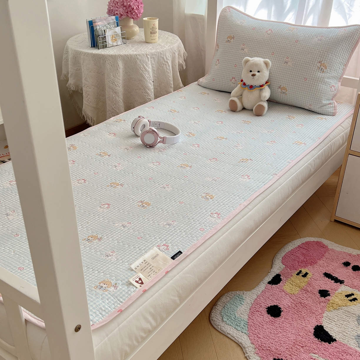 91家纺网 家纺一手货源 找家纺 六巷胡同 2025新款INS卡通A类双面全棉绗缝夹棉学生床盖 床盖-羞羞苹果犬