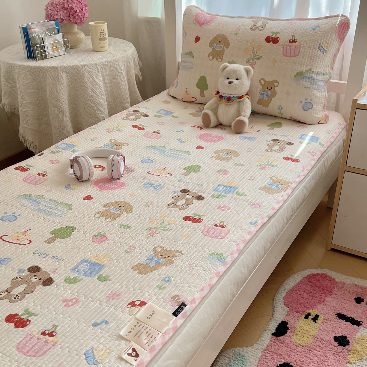 91家纺网 家纺一手货源 找家纺 六巷胡同 2025新款INS卡通A类双面全棉绗缝夹棉学生床盖 床盖-周末游园会