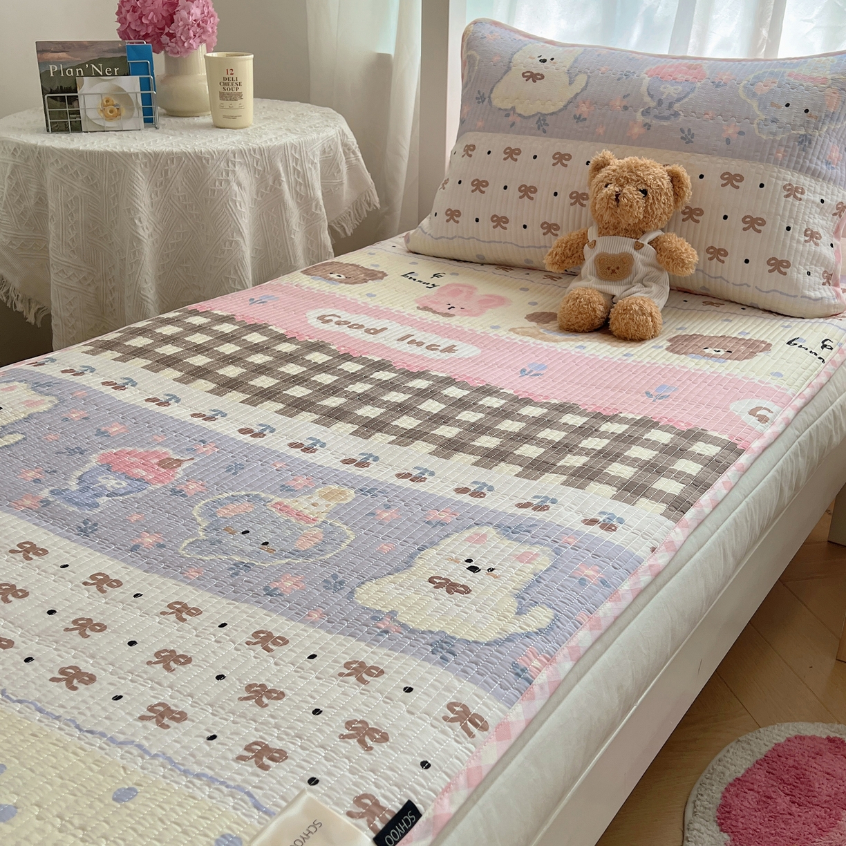 91家纺网 家纺一手货源 找家纺 六巷胡同 2025新款INS卡通A类双面全棉绗缝夹棉学生床盖 床盖-涂鸦动物集