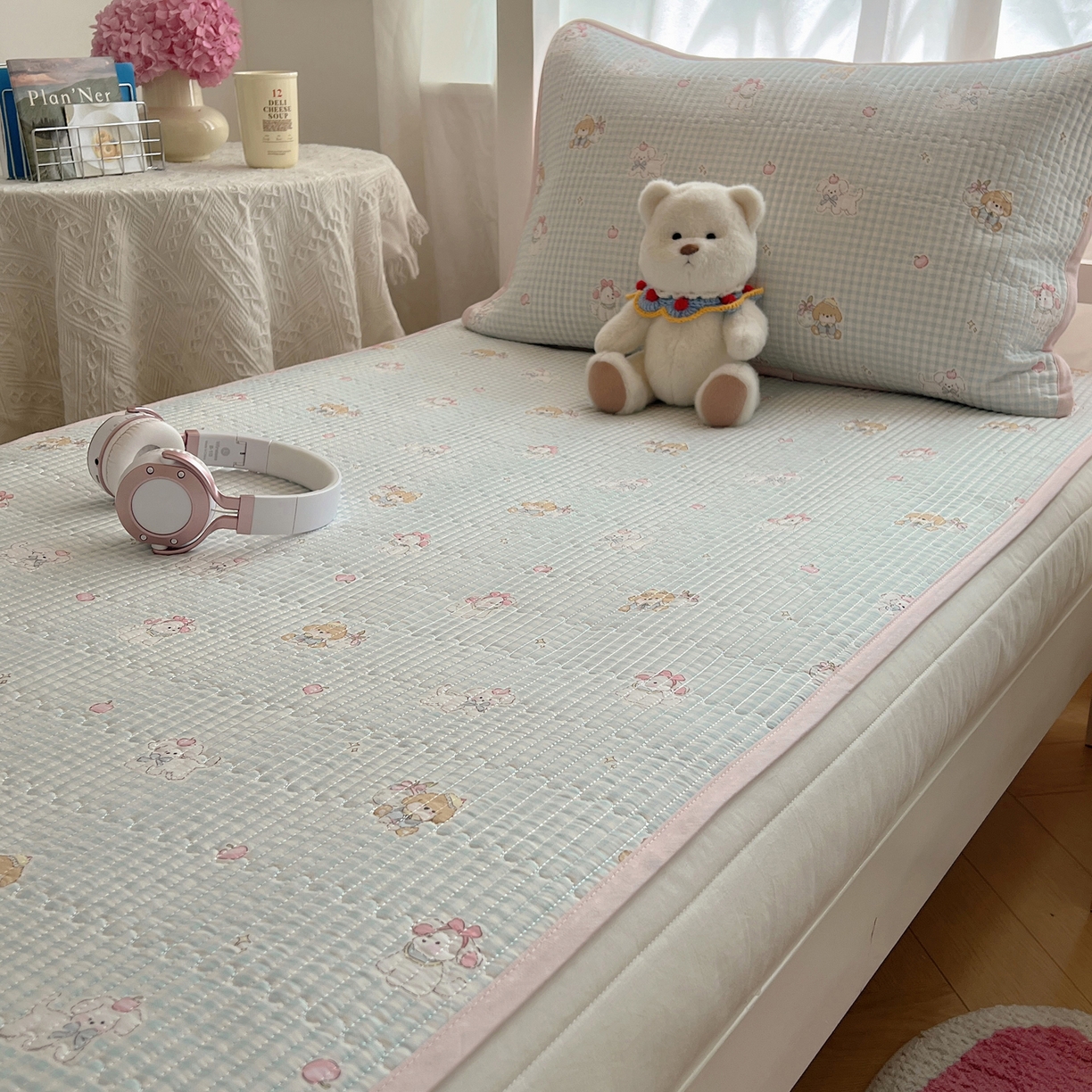 91家纺网 家纺一手货源 找家纺 六巷胡同 2025新款INS卡通A类双面全棉绗缝夹棉学生床盖 床盖-羞羞苹果犬