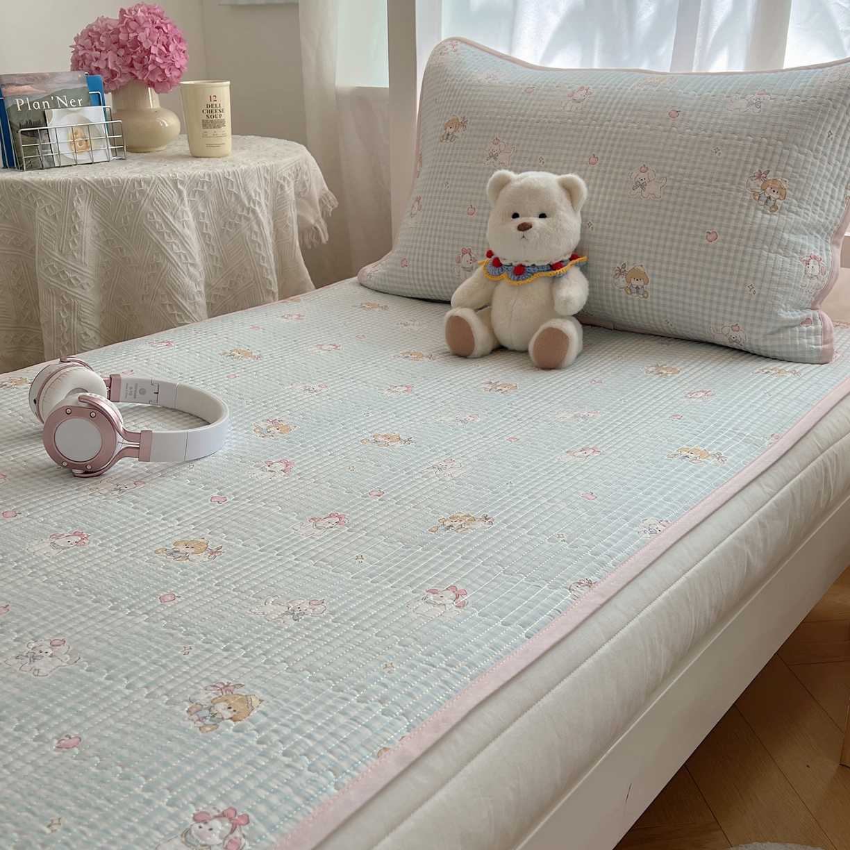 91家纺网 家纺一手货源 找家纺 六巷胡同 2025新款INS卡通A类双面全棉绗缝夹棉学生床盖 床盖-羞羞苹果犬