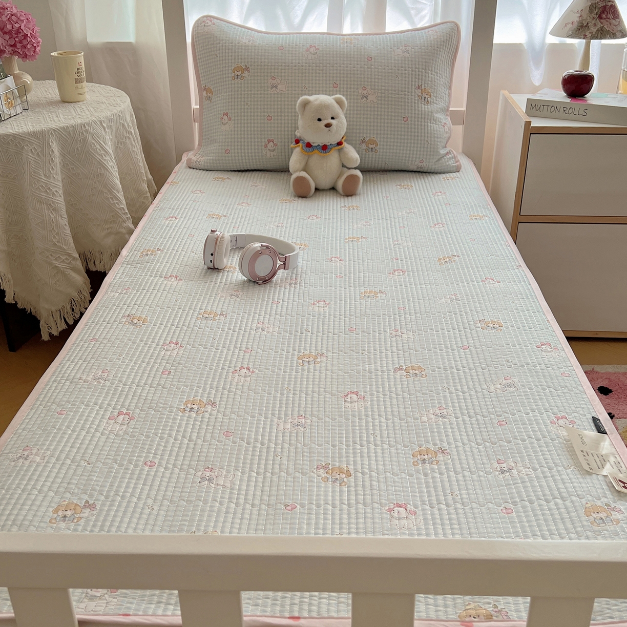 91家纺网 家纺一手货源 找家纺 六巷胡同 2025新款INS卡通A类双面全棉绗缝夹棉学生床盖 床盖-羞羞苹果犬