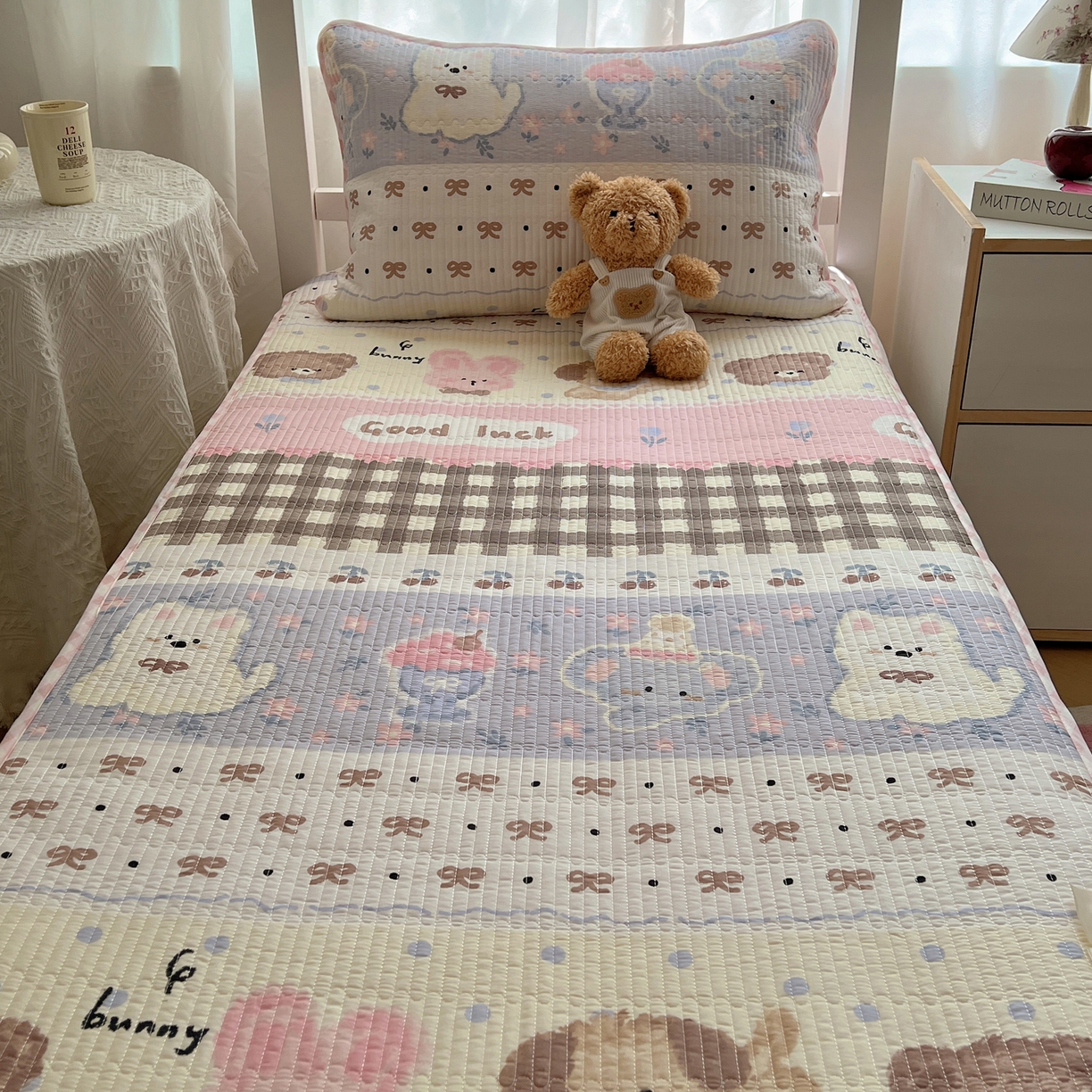 91家纺网 家纺一手货源 找家纺 六巷胡同 2025新款INS卡通A类双面全棉绗缝夹棉学生床盖 床盖-涂鸦动物集