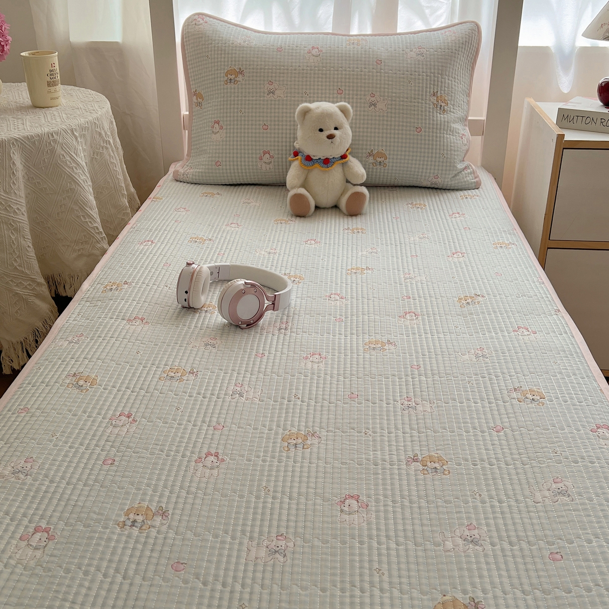 91家纺网 家纺一手货源 找家纺 六巷胡同 2025新款INS卡通A类双面全棉绗缝夹棉学生床盖 床盖-羞羞苹果犬